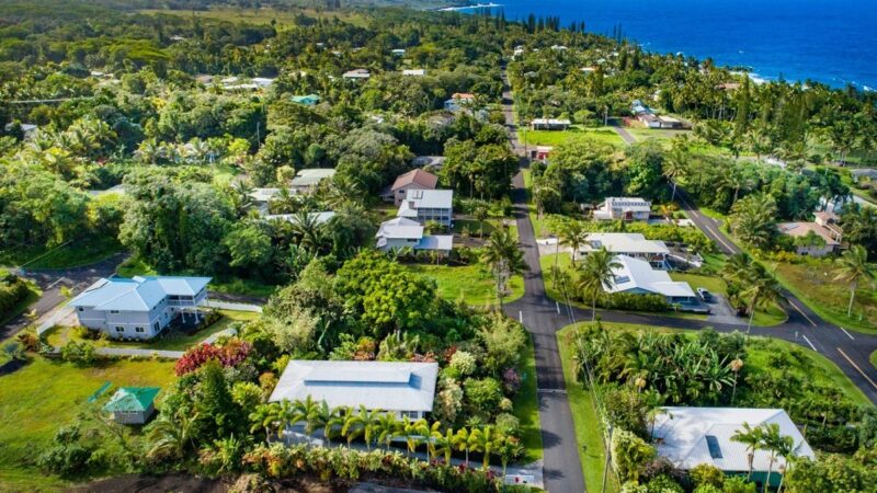 Paved roads, private water, cable tv, phone,          high-speed internet, mail delivery, active community association visit www.hawaiianshores.org