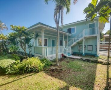 Former home of Honokaa Postmaster + apt/suite over xtra large garage